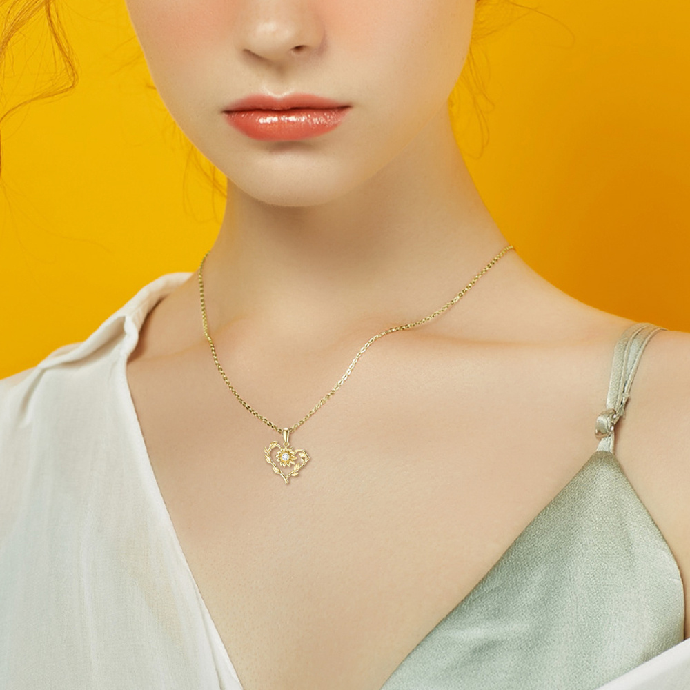 Collana con ciondolo circolare in oro 10K a forma di girasole e cuore di moissanite-2
