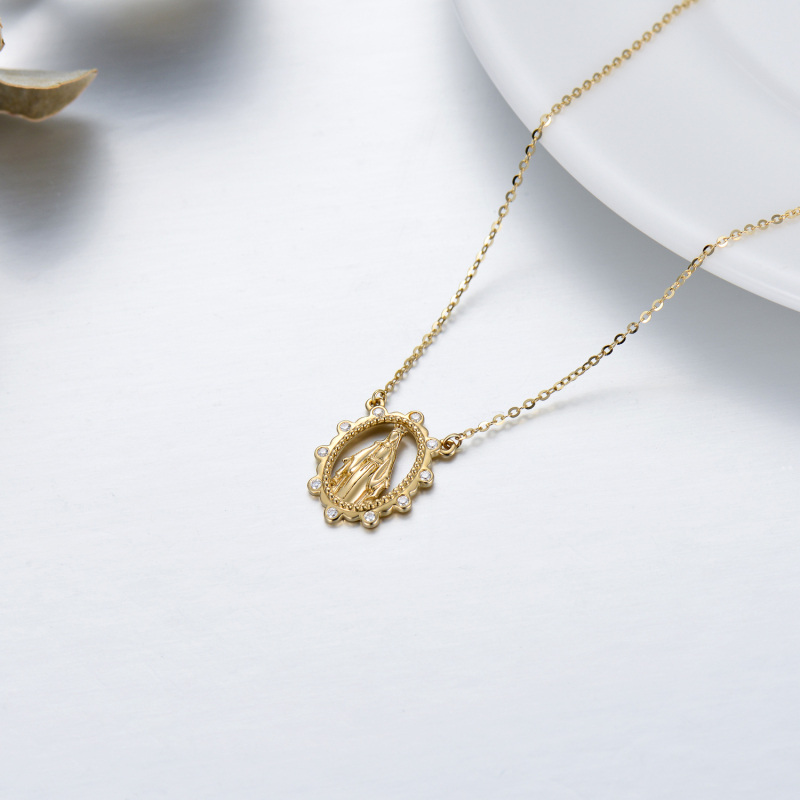 Colar com pendente Virgem Maria em ouro branco 10K com moissanita de corte redondo-3