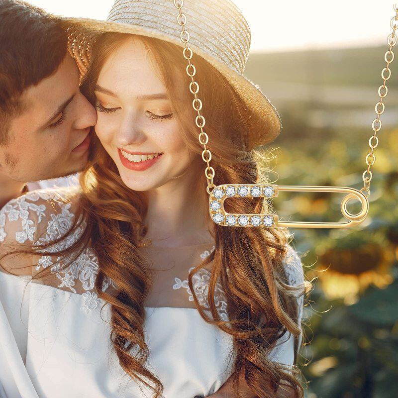 Collar con colgante de clip de papel circular de oro de 10 quilates con circonita cúbica-6