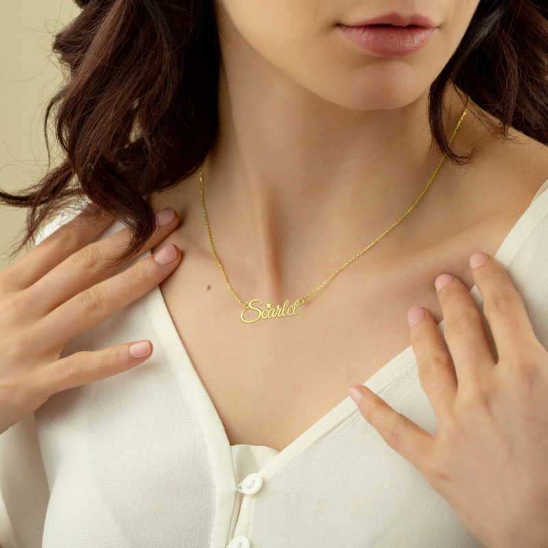 Collar con colgante circular personalizado con nombre clásico en oro de 14 quilates-2