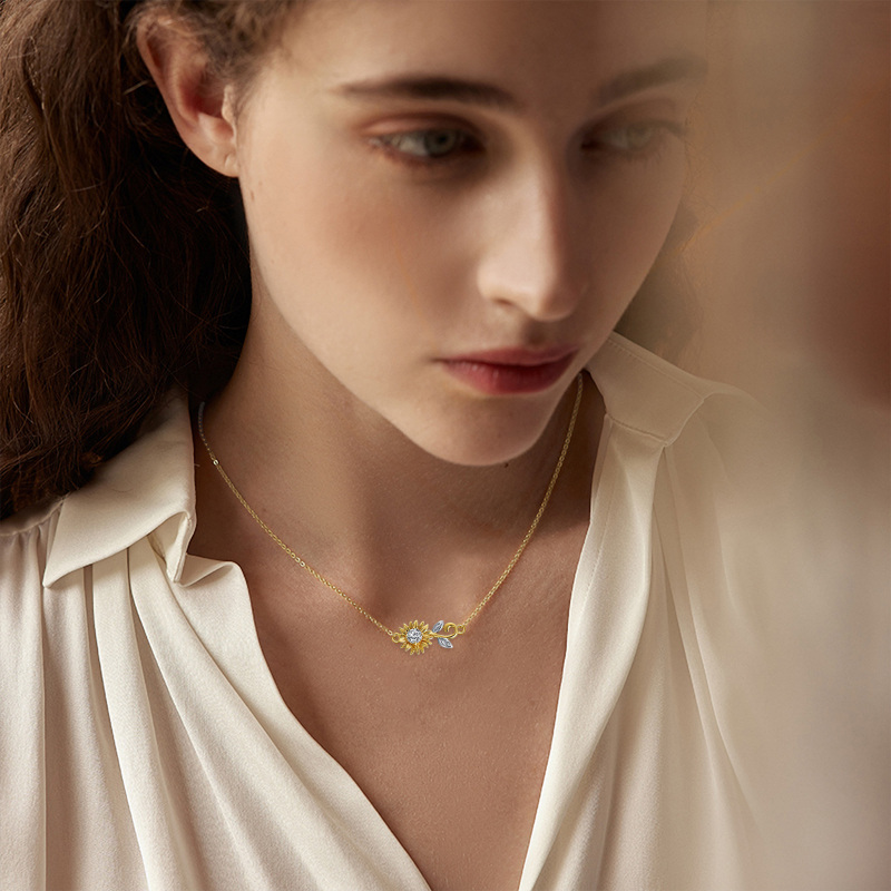 Halskette mit kreisförmigem Sonnenblumenanhänger aus 10-karätigem Gold mit Zirkonia-2