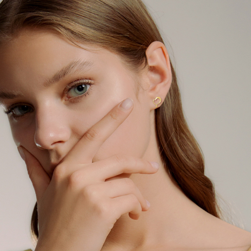 Pendientes de botón con forma de corazón y circonitas cúbicas de corte redondo en oro blanco de 10 quilates-2