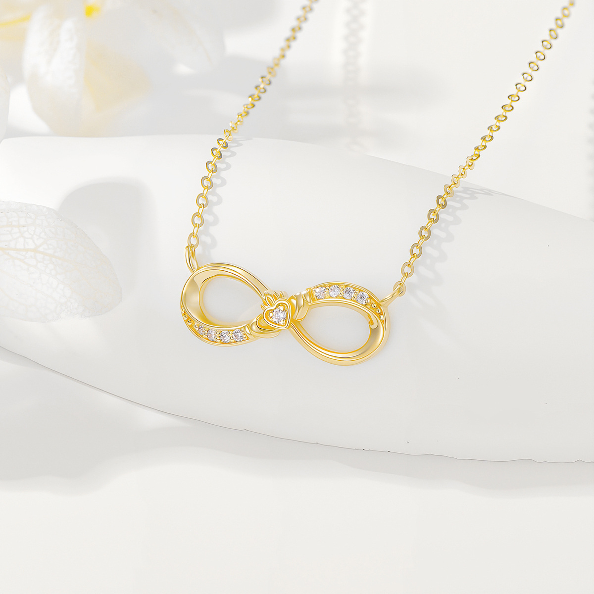 Collar con colgante de símbolo de infinito de Claddagh con circonita cúbica en oro de 14 quilates-2