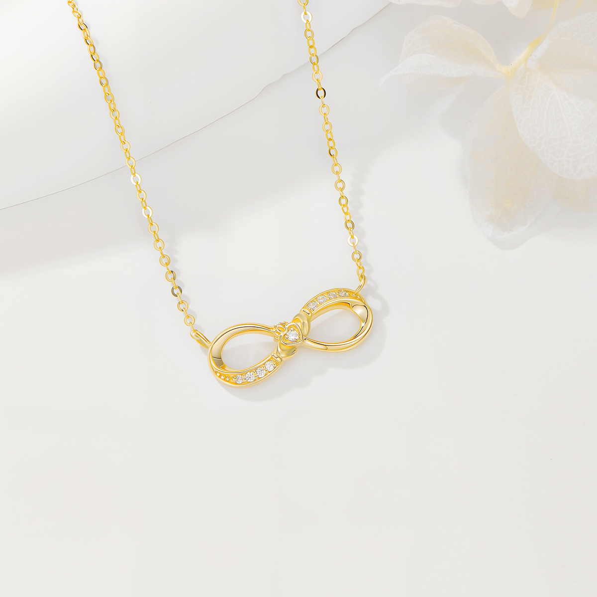 Collar con colgante de símbolo de infinito de Claddagh con circonita cúbica en oro de 14 quilates-3
