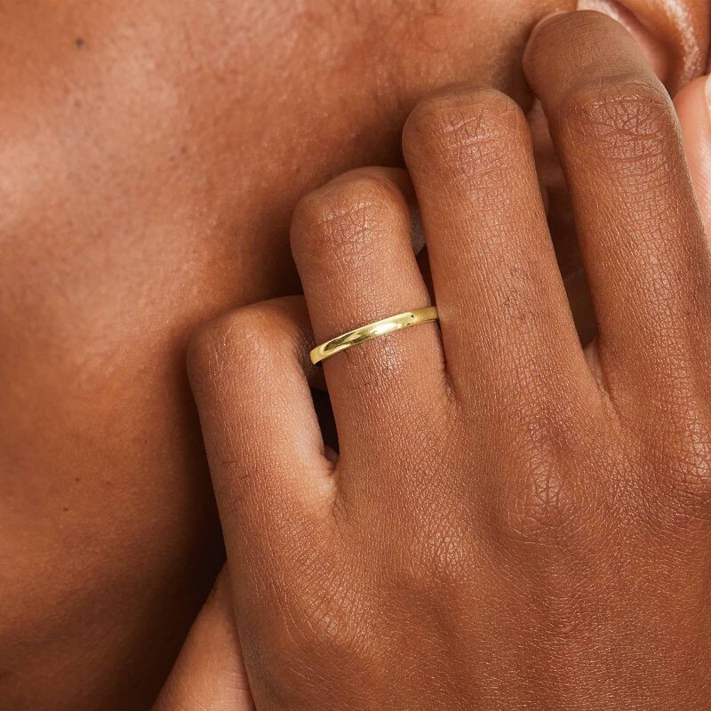 Alianza de boda de oro de 18 quilates con contorno de 2 mm-2