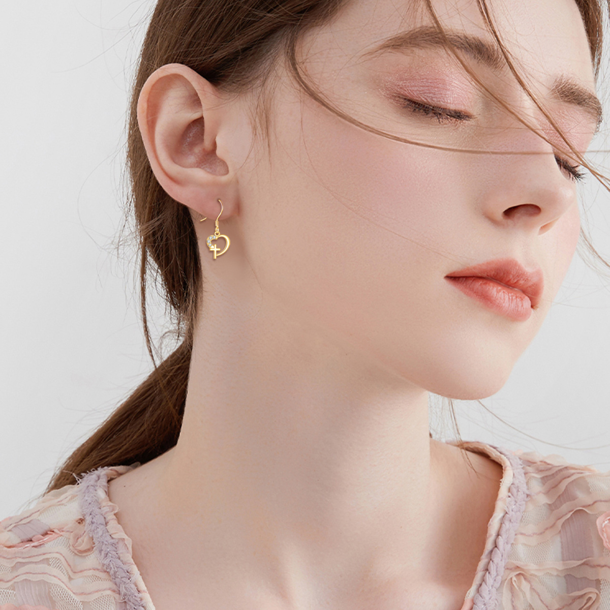 Pendientes colgantes con forma de cruz y corazón de circonita cúbica en oro de 14 quilates-2