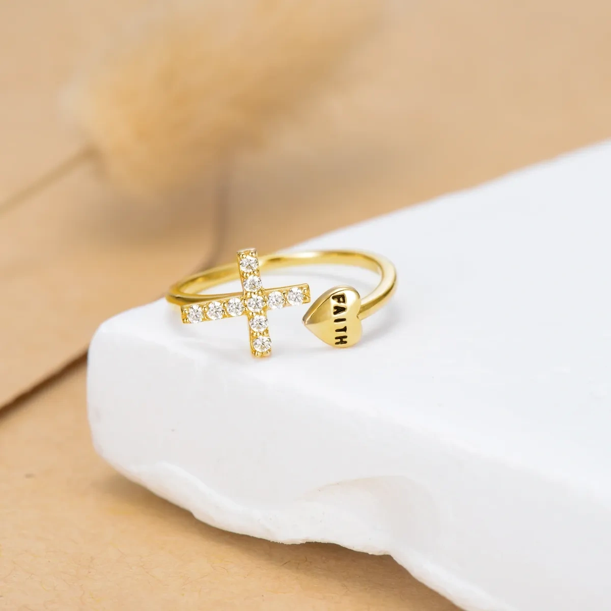 Offener Ring aus 14 Karat Gold mit Zirkonia, Kreuz und Herz und eingraviertem Wort-3