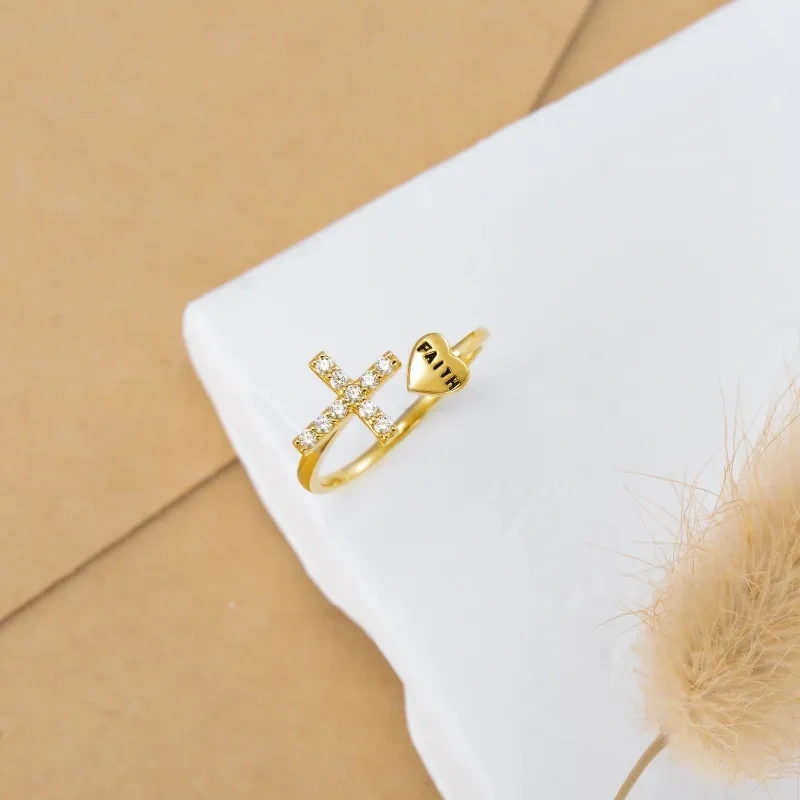 Anel aberto de coração cruzado de zircônia cúbica em ouro 14K com palavra gravada-4