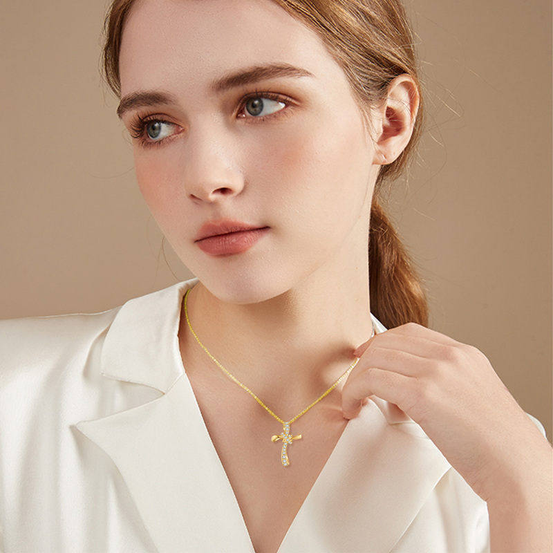 Collar con nudo de cruz y circonitas cúbicas de oro de 10 quilates para mujer-2