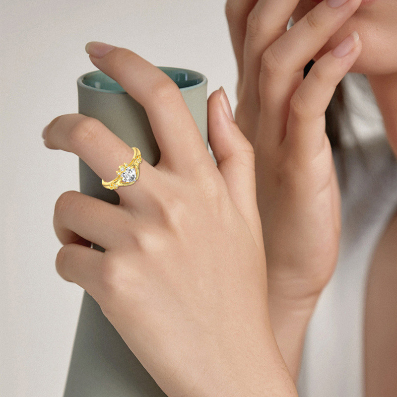 Anillo de compromiso Claddagh con moissanita talla corazón de 1 CT en oro de 14 quilates-3