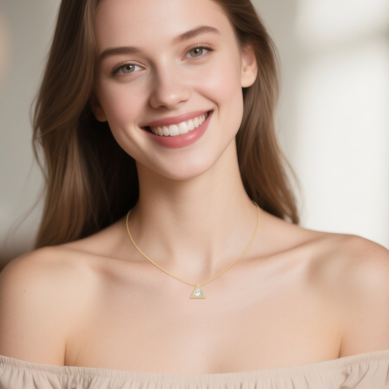 Collier avec pendentif triangle en or 10K et moissanite de 1 CT-2
