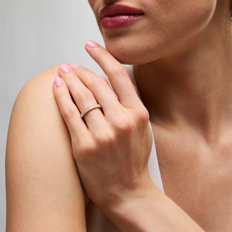 Anel de casamento em ouro branco de 10 quilates com diamante oval criado em laboratório de 1 quilate (total) - cor D, pureza VVS1, certificado IGI.-2