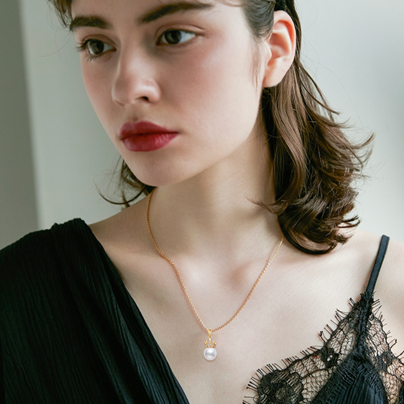 Colar com pendente de coroa em ouro branco 10K com diamantes e pérolas-2