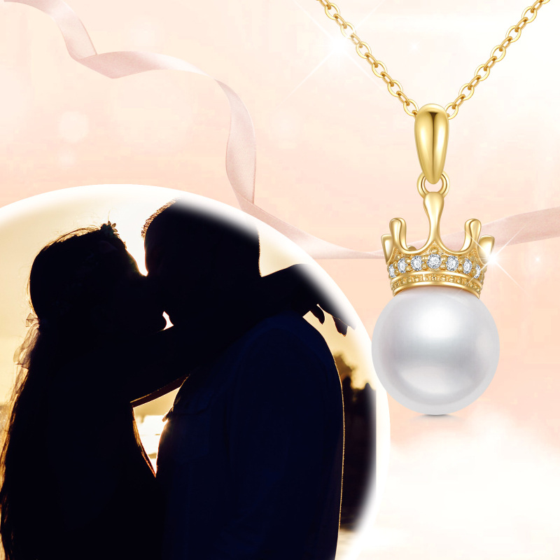 Colar com pendente de coroa em ouro branco 10K com diamantes e pérolas-6