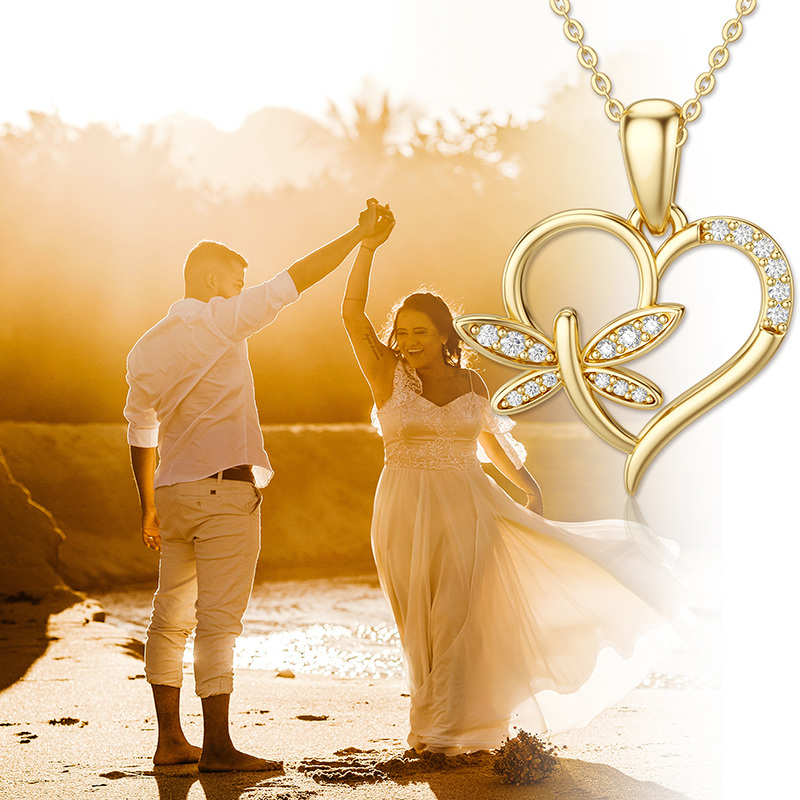 Colar com pendente de libélula e coração em ouro 10K com zircónias cúbicas-3