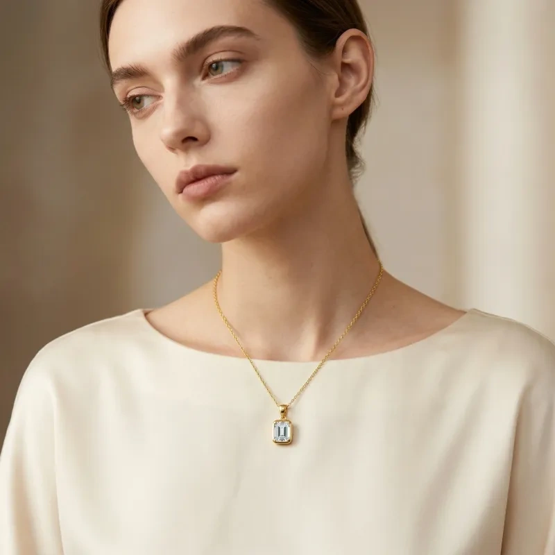 Collar con colgante de moissanita talla esmeralda en oro de 14 quilates-2