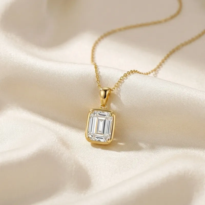 Collar con colgante de moissanita talla esmeralda en oro de 14 quilates-3