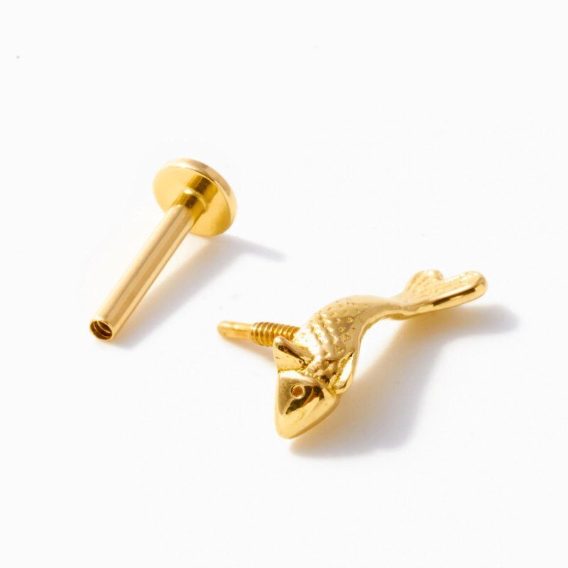 getrennt wird und die Reihenfolge beibehalten wird: Unsere eleganten 14K-Gold-Fisch-Steckerohrringe sind die perfekte Mischung aus Raffinesse und Charme und wurden für zeitgenössische Frauen entworfen, die zeitlose Schmuckstücke schätzen. Diese exquisiten Ohrringe zeigen ein einzigartiges Fischdesign, das ein stilvolles Statement setzt und jedem Outfit einen Hauch von verspielter Eleganz verleiht.-3