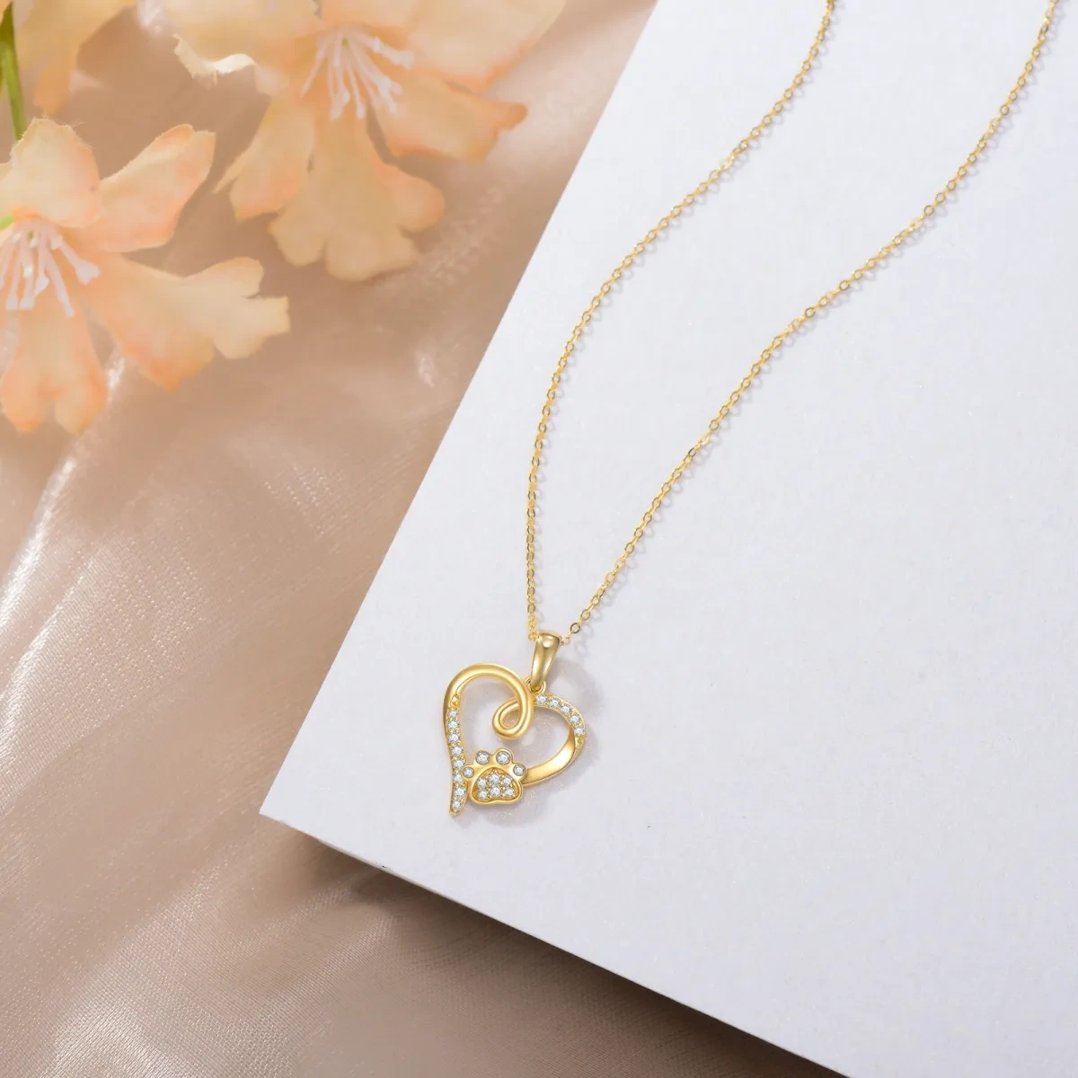 Collana con ciondolo a cuore e impronte di zirconi in oro 14K-3