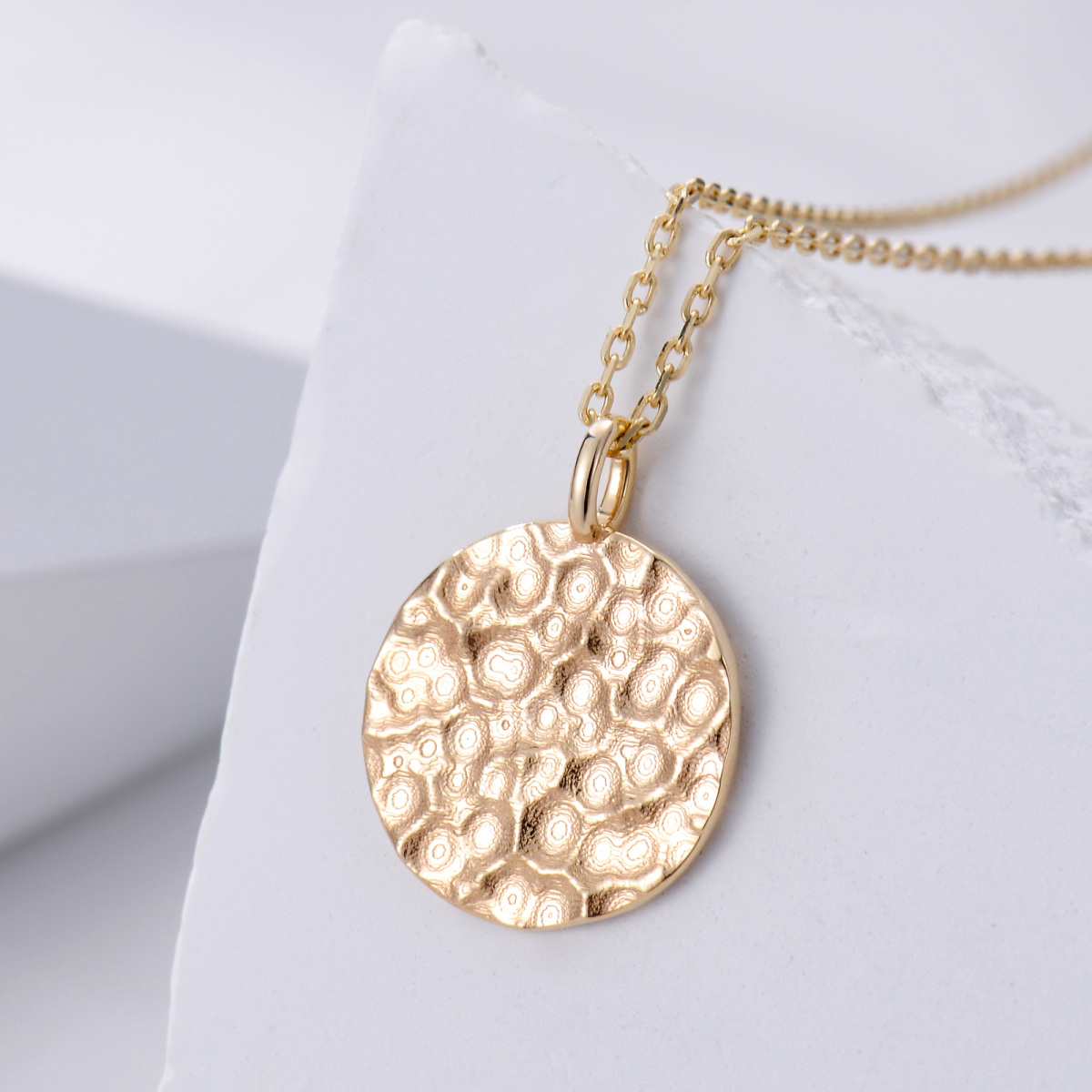 Collana con ciondolo martellato a cerchio aperto con luna piena in oro 14K-3