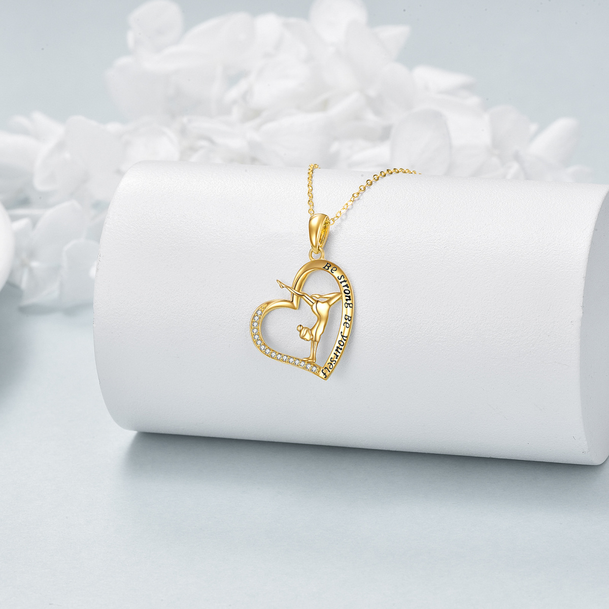 Collana con ciondolo a forma di ginnasta e cuore in oro 14K con parola incisa-3