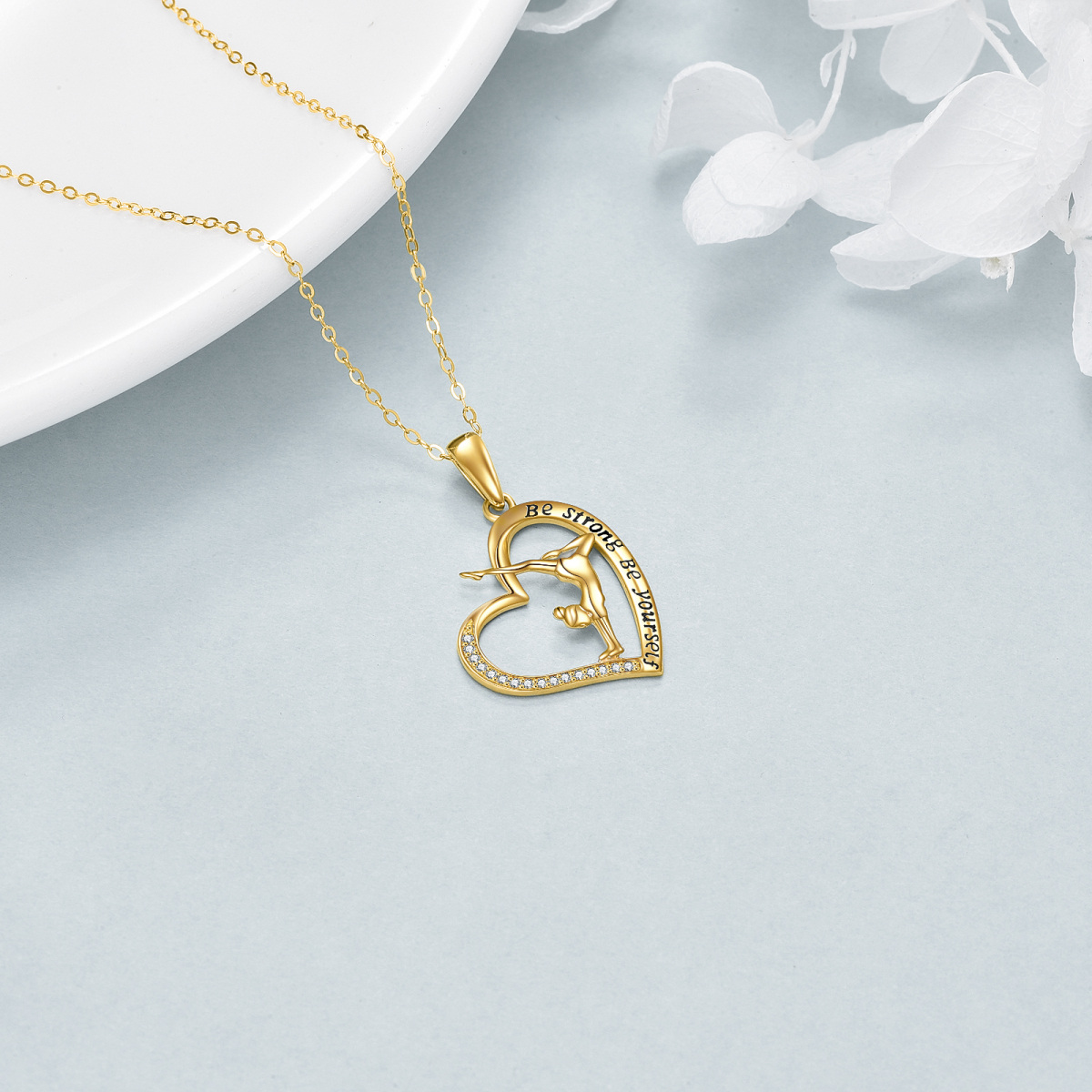 Collana con ciondolo a forma di ginnasta e cuore in oro 14K con parola incisa-4