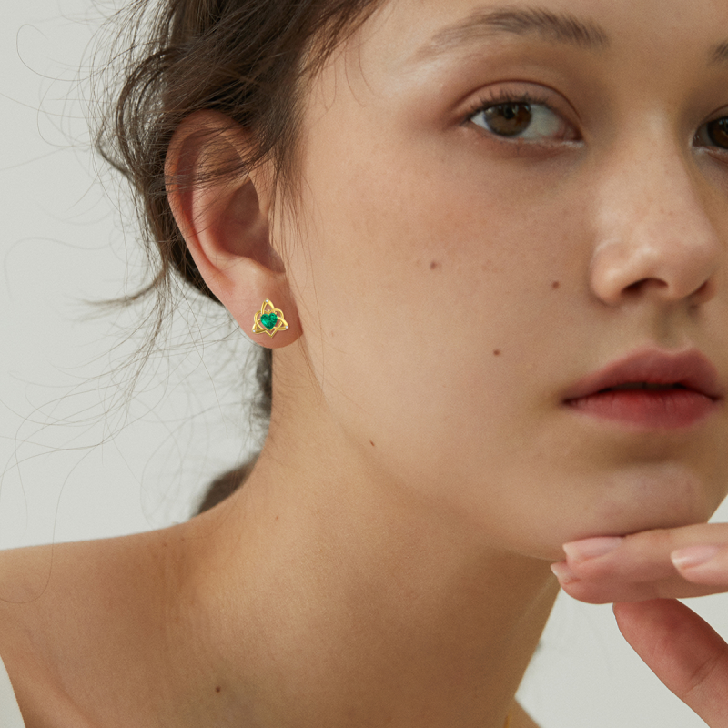 Boucles d'oreilles puces en or blanc 10 carats avec zircon cubique en forme de cœur et nœud celtique-2