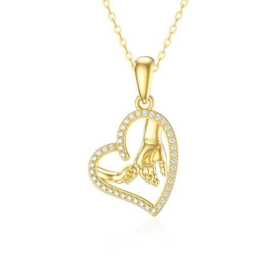 Collier avec pendentif en or 14K à zircon cubique « Heart & Hold Hands » (cœur et mains)