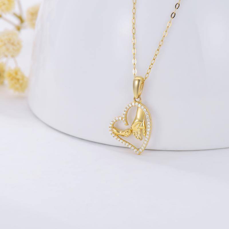 Collier avec pendentif en or 14K à zircon cubique « Heart & Hold Hands » (cœur et mains)-3