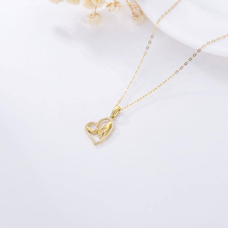 Collier avec pendentif en or 14K à zircon cubique « Heart & Hold Hands » (cœur et mains)-4