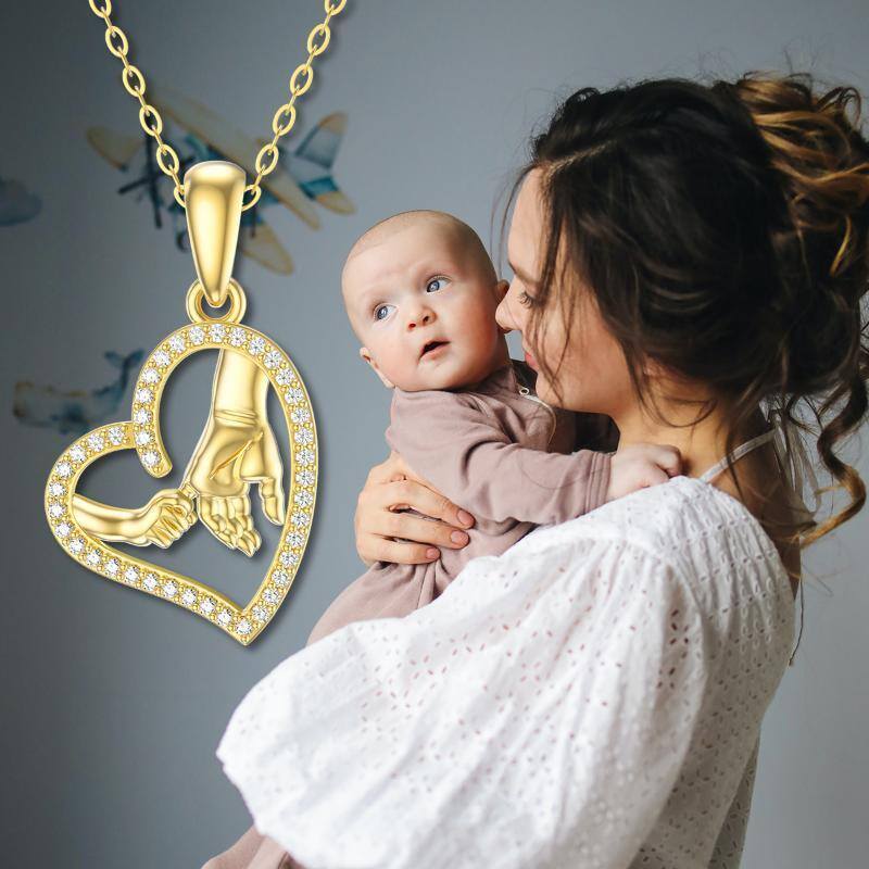 Collar con colgante de corazón y manos entrelazadas en oro de 18 quilates con circonitas cúbicas-5