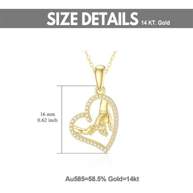 Collier avec pendentif en or 14K à zircon cubique « Heart & Hold Hands » (cœur et mains)-6