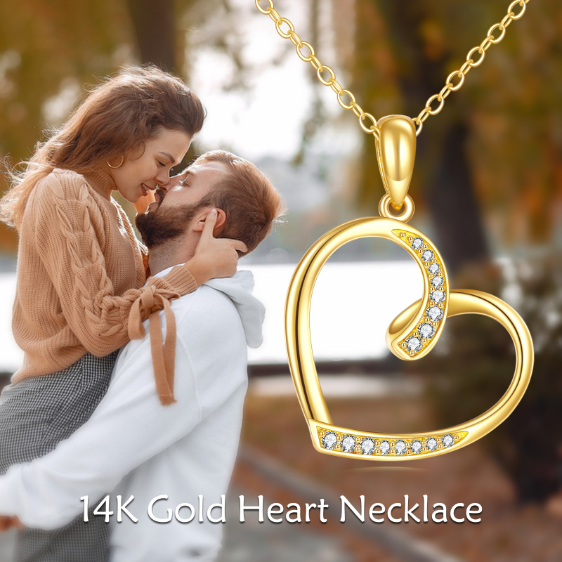 Collar con colgante de corazón de circonita cúbica en oro de 10 quilates-6