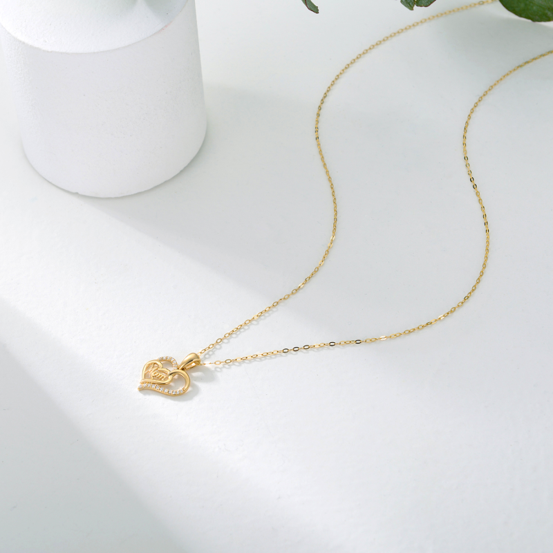 قلادة على شكل قلب من الذهب عيار 10 قيراط مرصعة بزركونيا مكعبة مع كلمة محفورة للأم-4
