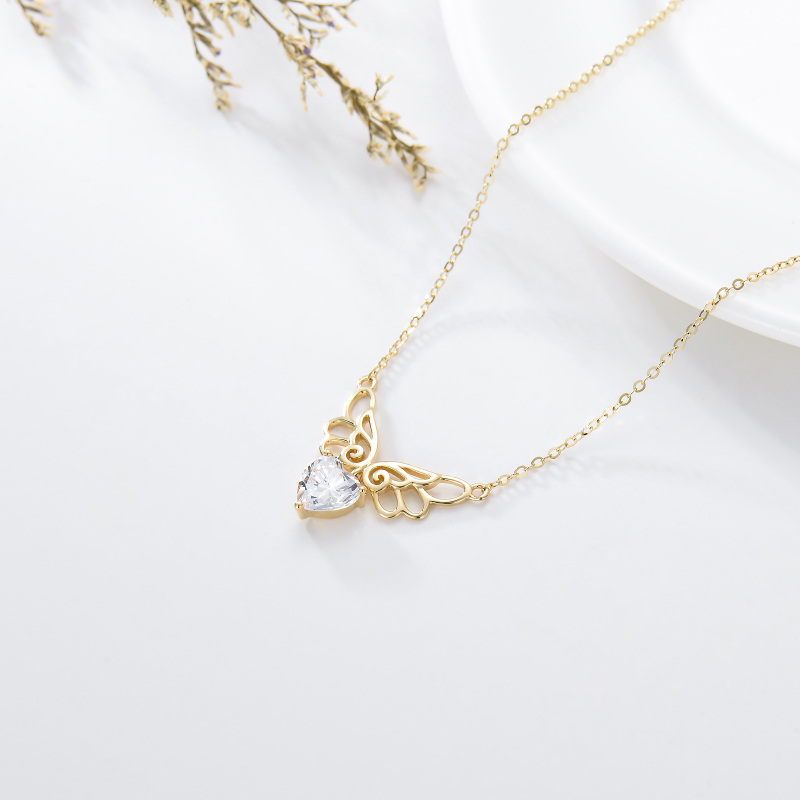 Colar com pendente de asa de anjo em ouro branco 10K com zircónias cúbicas em forma de coração-4