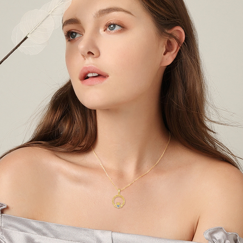 Collana con ciondolo a forma di cuore e nodo celtico in oro bianco 10 carati con zirconi cubici a taglio cuore-2