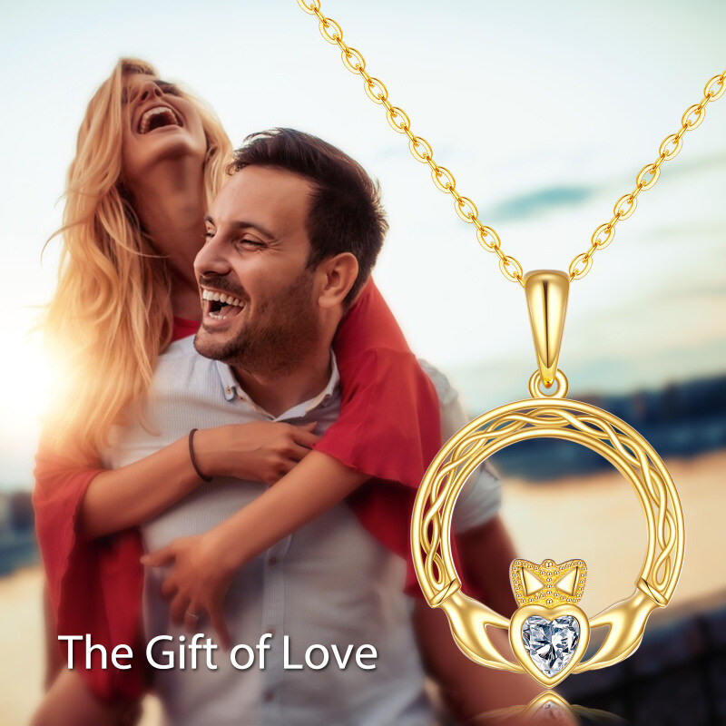 Collana con ciondolo a forma di cuore e nodo celtico in oro bianco 10 carati con zirconi cubici a taglio cuore-6