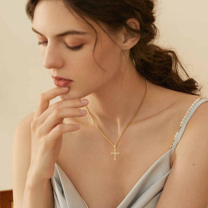 Colar com pendente de cruz em ouro branco 10K com zircónias cúbicas em forma de coração-2