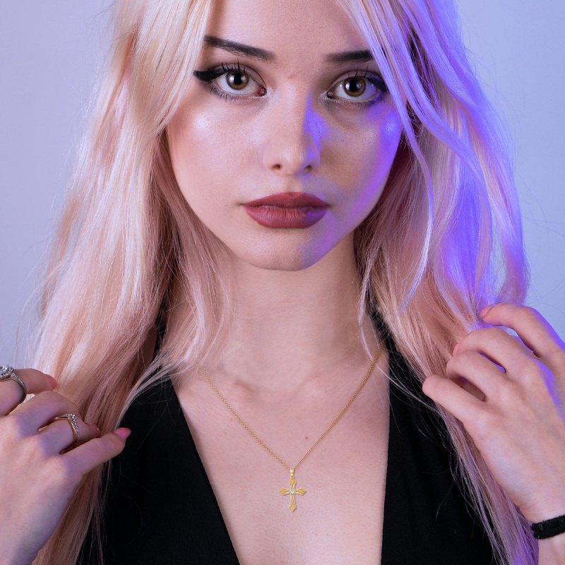 Colar com pendente de cruz em ouro branco 10K com zircónias cúbicas em forma de coração-3