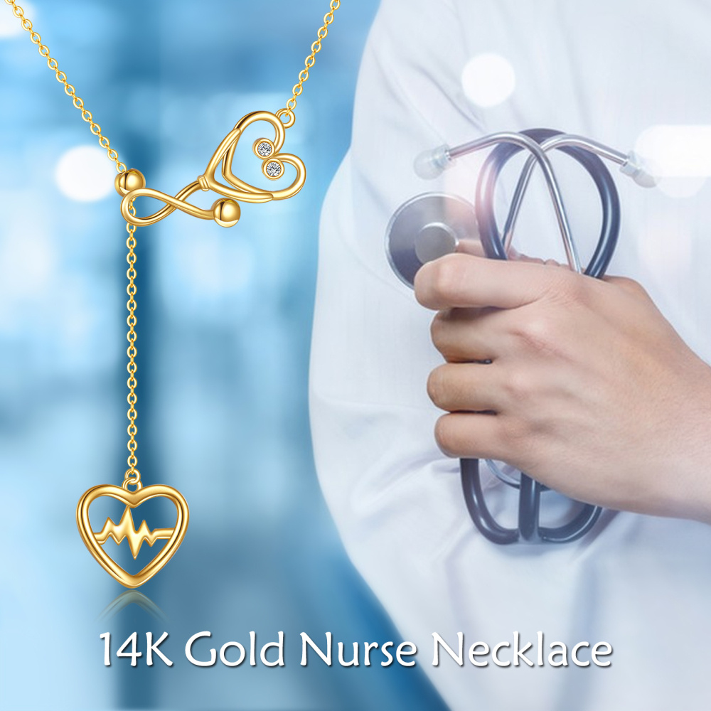 Colar com pingente de coração e estetoscópio em zircónio cúbico em ouro de 10K-5