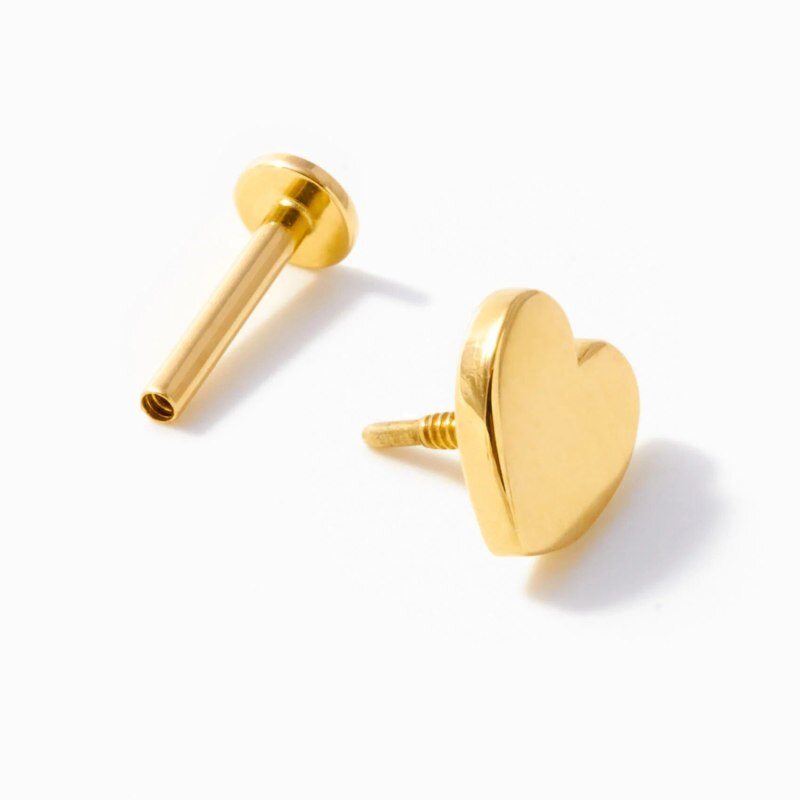 Aretes de tachuelas en forma de corazón de oro de 14 quilates-3