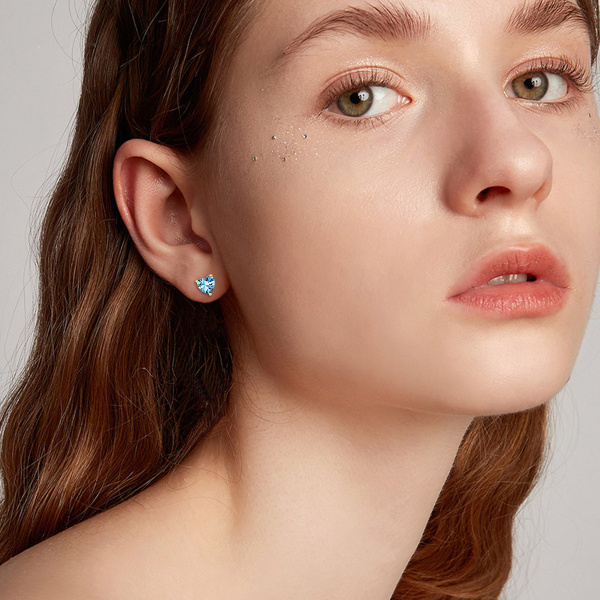 Boucles D'oreilles Puces En Forme De Cœur - Topaze Bleue Et Or 750/1000 (18 Carats)