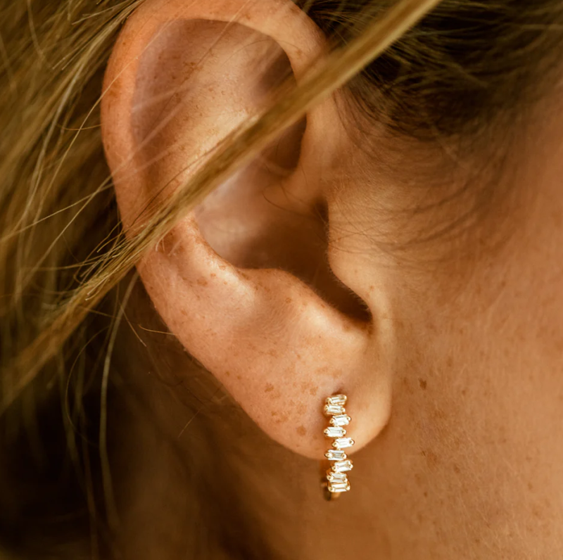 Anel Huggie com Mini Baguetes e Diamantes em Ouro 10K com Conjunto Horizontal em Formato Horizontal-2