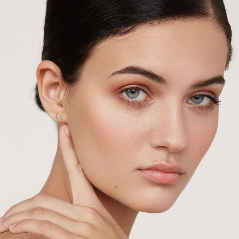 Brincos ferradura em ouro branco 10K com zircónias cúbicas-2