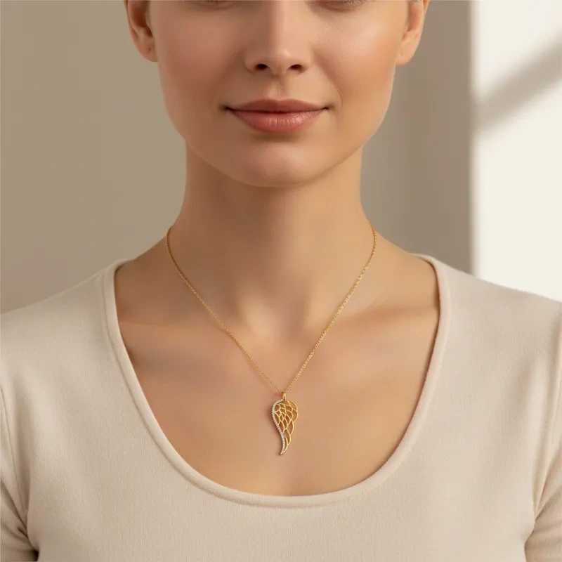 Collar con colgante de ala de ángel en oro de 14 quilates con diamantes de laboratorio-2