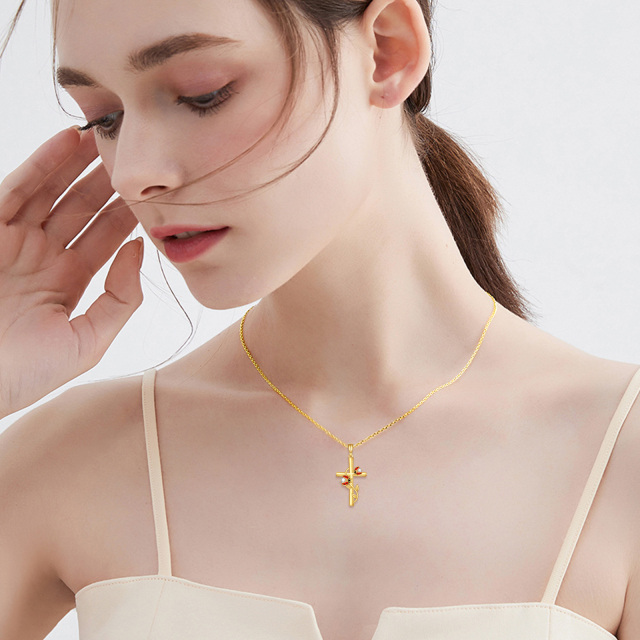 Collana con ciondolo a forma di croce con coccinella e zirconi cubici in oro 14K-2