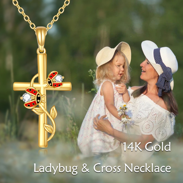 Collana con ciondolo a forma di croce con coccinella e zirconi cubici in oro 14K-6