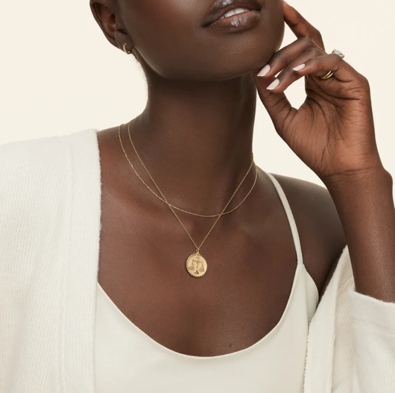 Collar con colgante de medallón de diamantes del signo zodiacal Libra en oro de 10 quilates-2