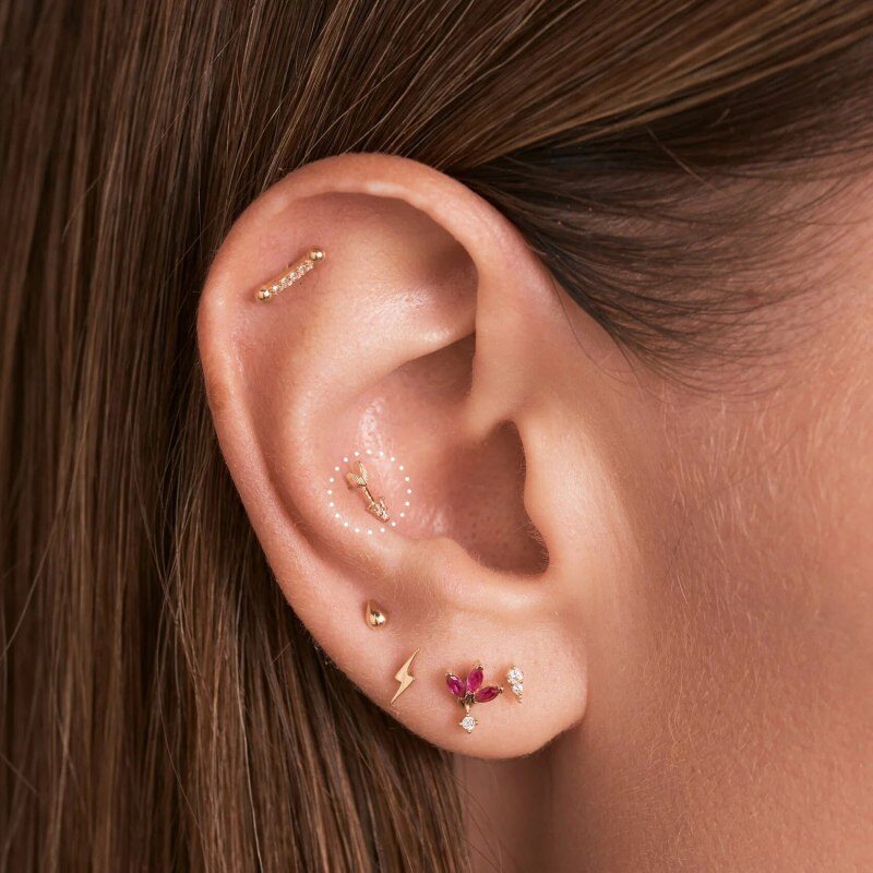 Aretes de tachuelas en forma de flecha de oro de 14 quilates con moissanita-2