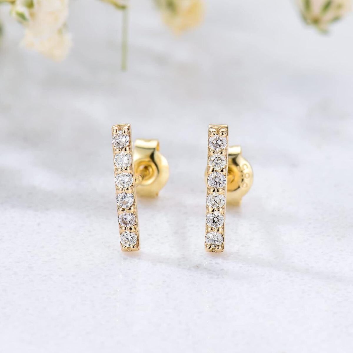 Aretes tipo botón con barra de moissanita en oro de 14 quilates-3